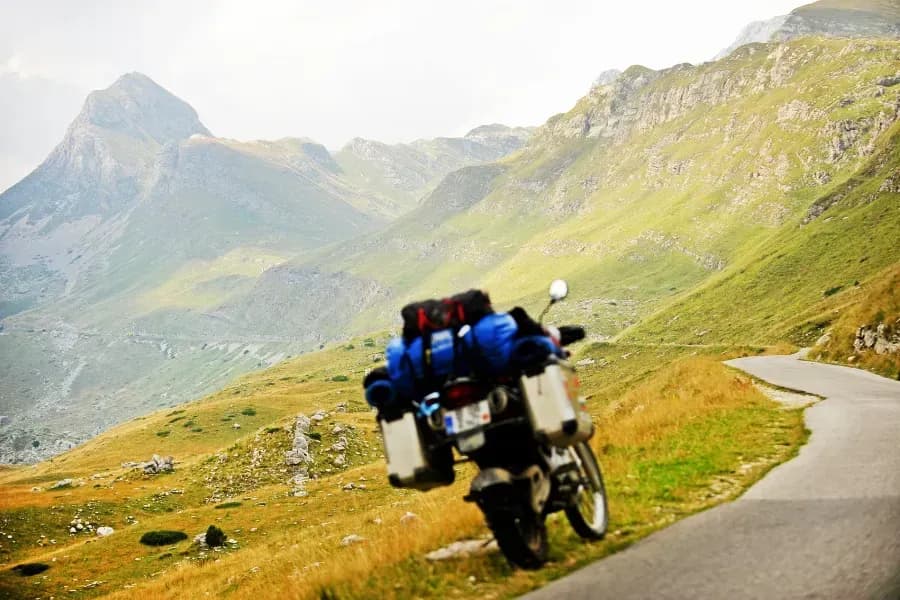 Motorradfahrer auf Campingplatz